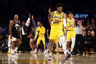 在接受采访 在接受采访